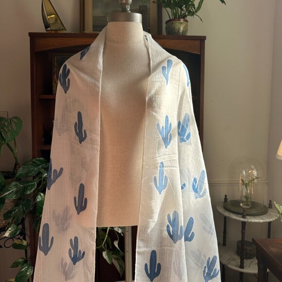 Cactus Motif Lightweight Shawl Wrap 68" X 26" White & Blue 100% Viscose - Picture 3 of 3